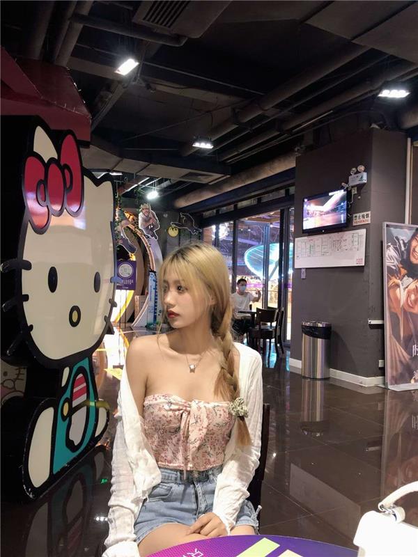 刚到北京的重庆辣妹子00年的，年轻粉嫩